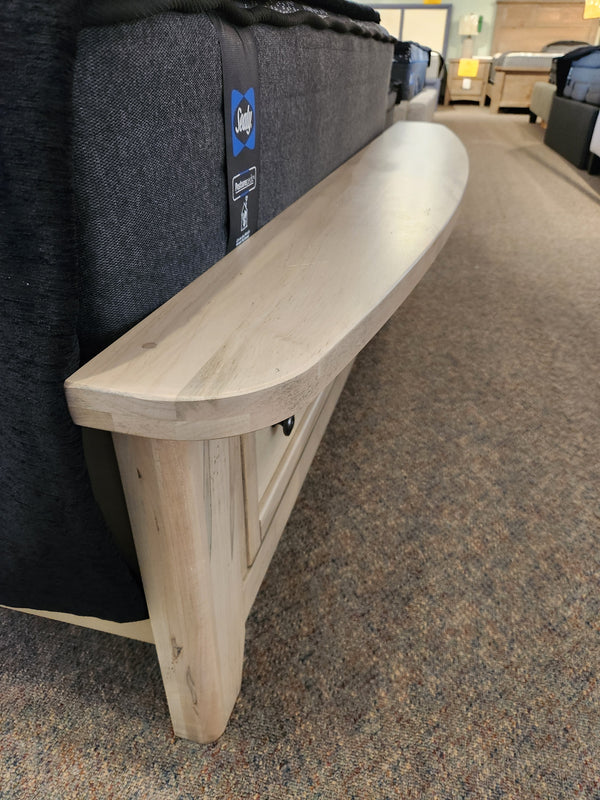 Vaughan Bassett 821 Arch Queen Bed with an American Ambrosia Maple bench on display over carpeted flooring.