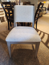 Magnussen Braelyn D5874 5-piece dining set, 60" round table with chairs, Mid-Century style in showroom.