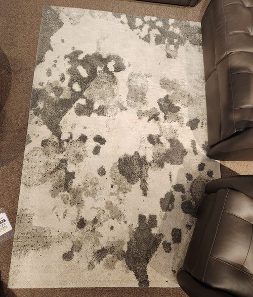 The Kalora Ravine A571/AP01 5'3" x 7'7" grey area rug is placed between two brown leather recliners.