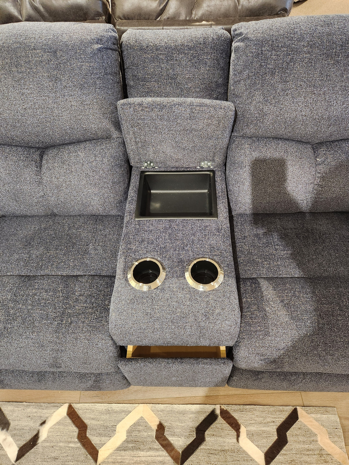 The La-z-boy 780 Hawthorn gray reclining loveseat features a center console with two cup holders and storage.