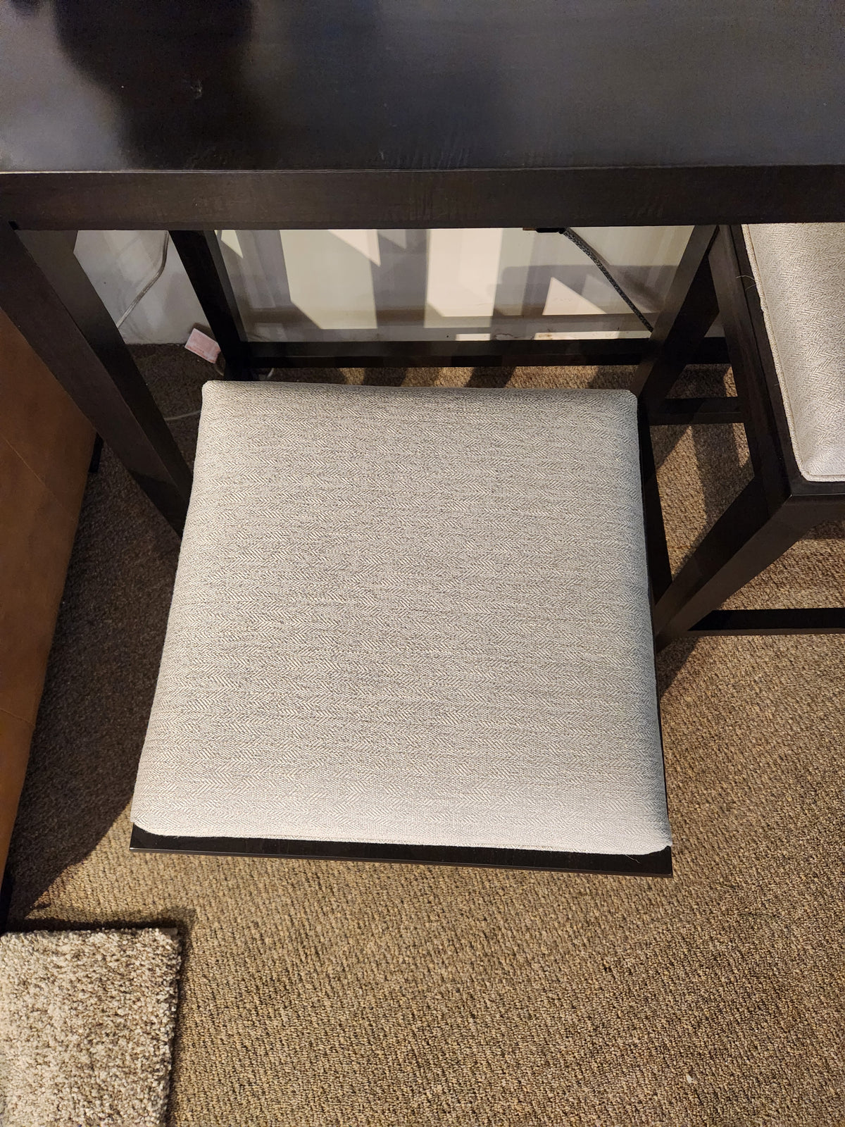 A Durham 905 console table with metal rail and stools sits on a brown carpeted floor.