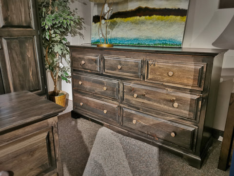 882 Thomas 7-Drawer Dresser